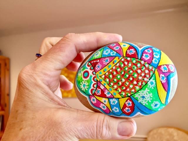 Pez de colores en piedras pintadas My Art Colors en PiedraCreativa