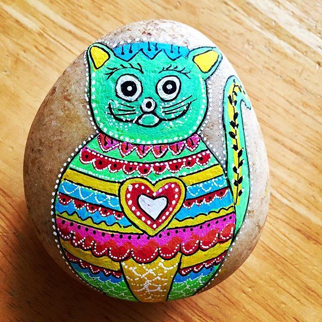 Piedras pintadas día del gato verde