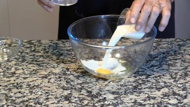 Añadimos los ingredientes para la masa