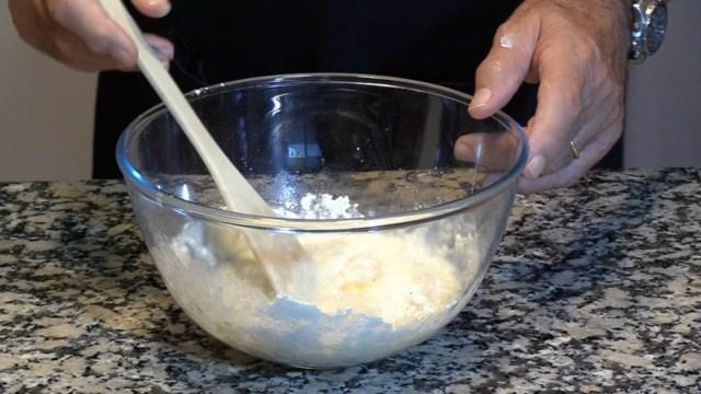 Mezclamos los ingredientes para la masa
