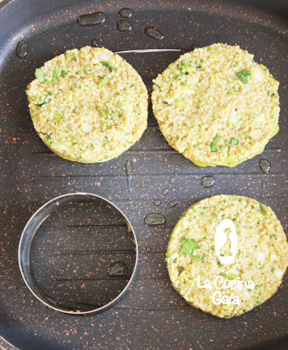 Asando nuestras Hamburguesas de Quínoa