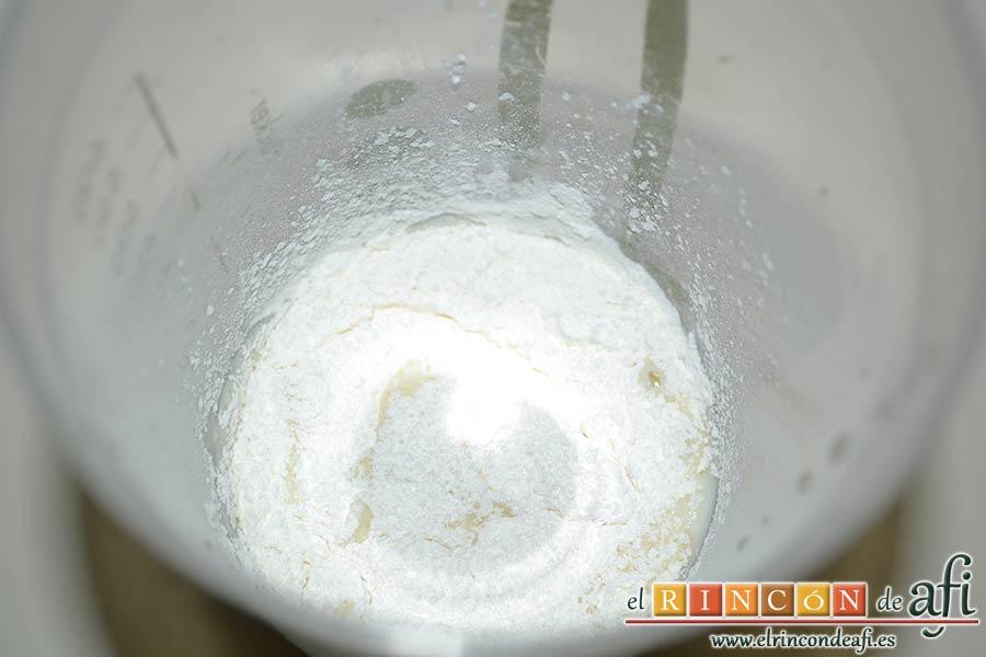 Pastel de cuajada con almendras, disolver la cuajada en la leche y añadirlo a la mezcla