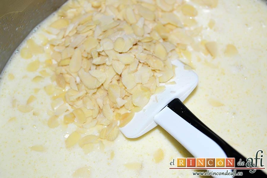 Pastel de cuajada con almendras, añadir las almendras a la mezcla