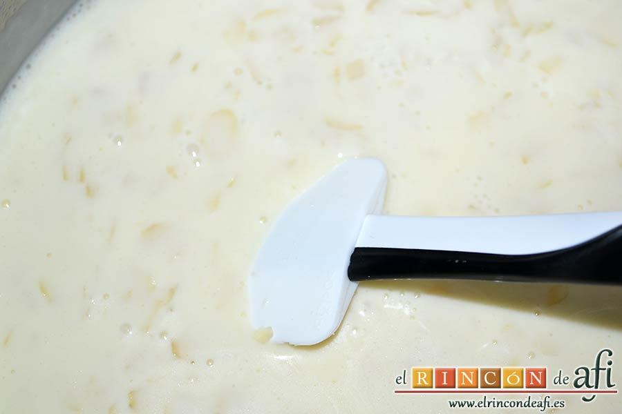 Pastel de cuajada con almendras, remover