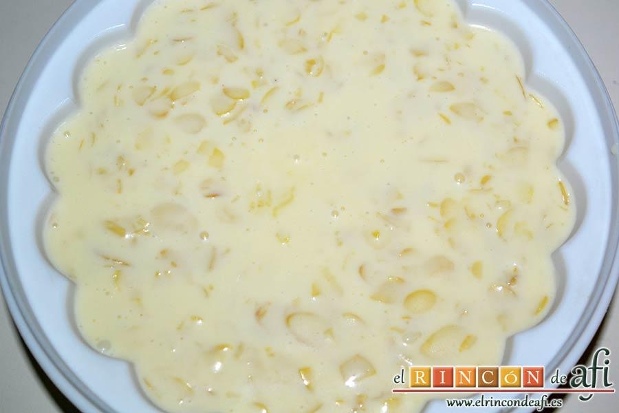 Pastel de cuajada con almendras, verter en el molde de presentación