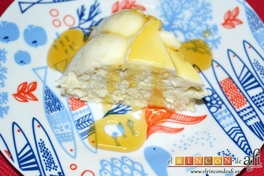 Pastel de cuajada con almendras, servir en porciones