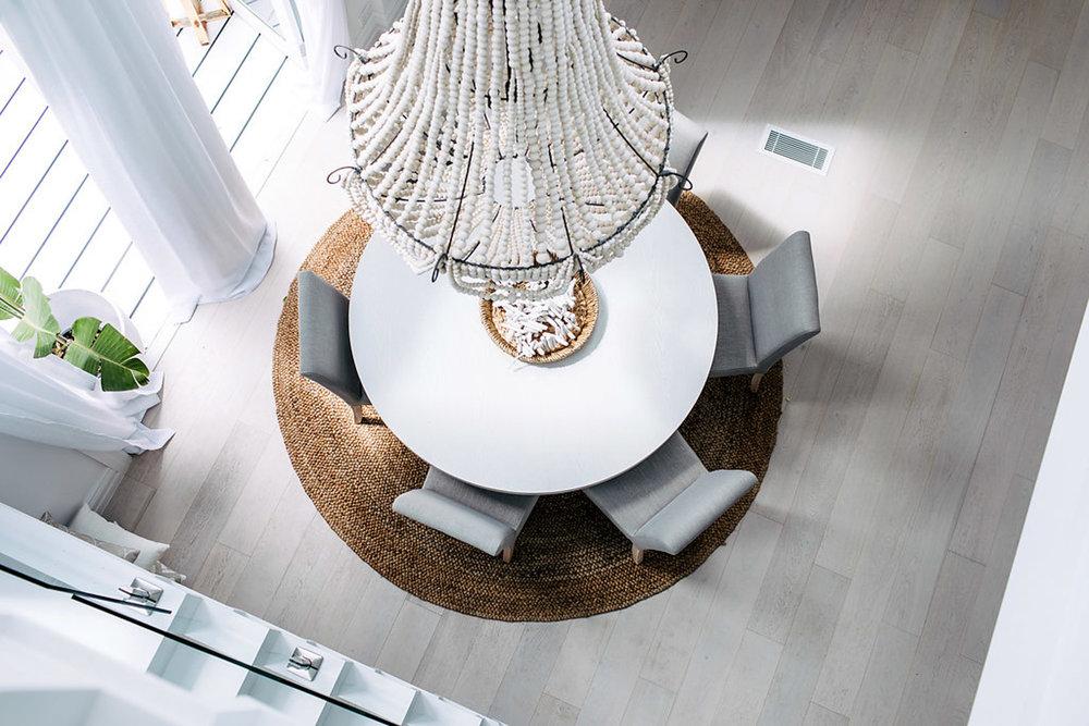 Antes_después_reforma_vivienda_de_estilo_Slow_Design_vistas-comedor-lámpara-19