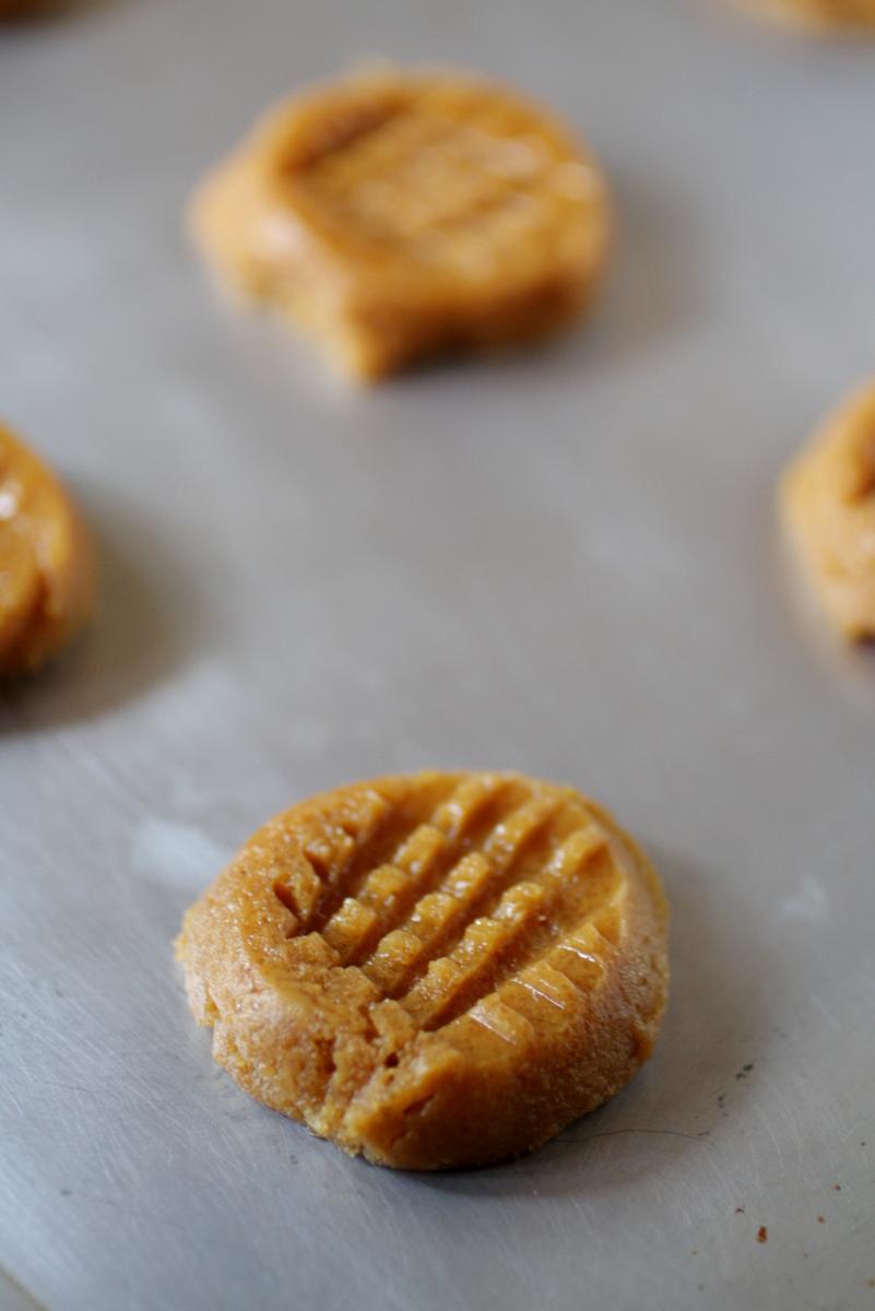 Galletas de mantequilla de maní (sin gluten) masa cruda