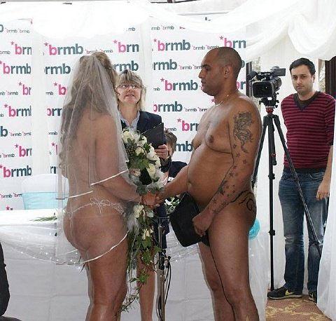 La ceremonia de una boda nudista