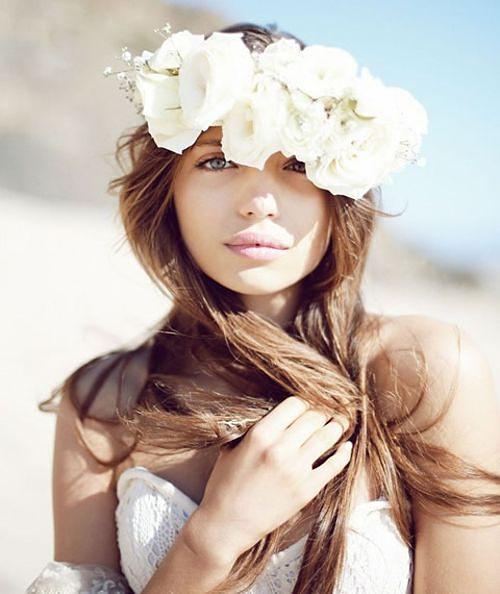 Novia con corona de flores y pelo largo