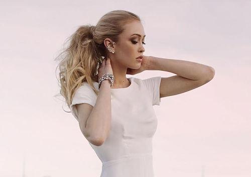 Novia peinada con cola de caballo