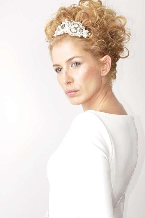 Pelo rizado recogido