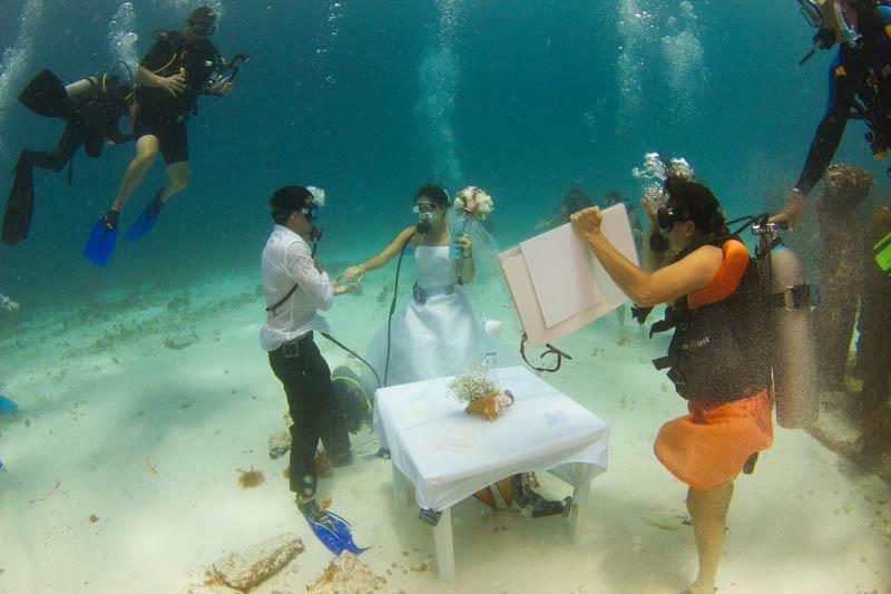 Boda bajo el agua con fotógrafo