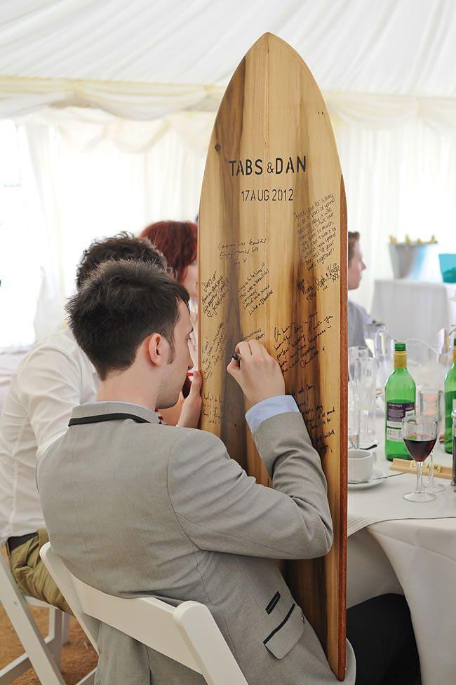 El libro de firmas en una boda surfera