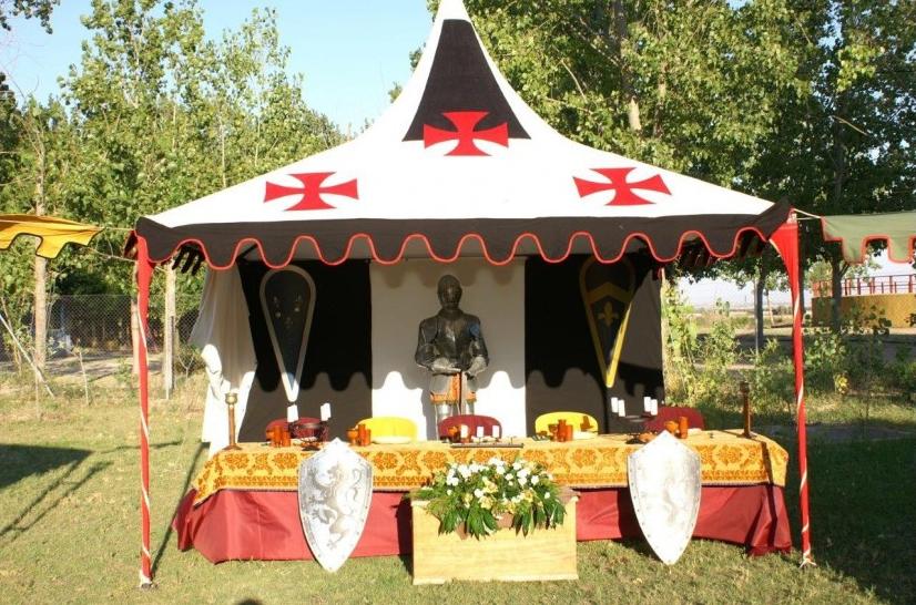 Mesa presidencial en una boda medieval