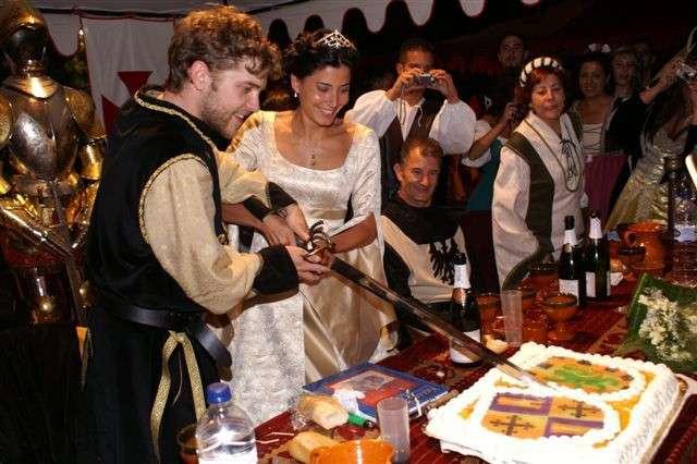 Cortando la tarta de su boda medieval
