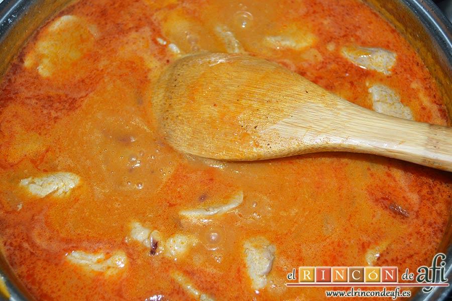 Solomillo de cerdo en salsa de paprika, dejar cocer a fuego medio unos 20 minutos