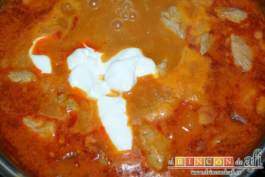 Solomillo de cerdo en salsa de paprika, añadir el yogur