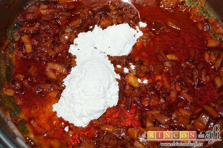 Solomillo de cerdo en salsa de paprika, añadir la harina