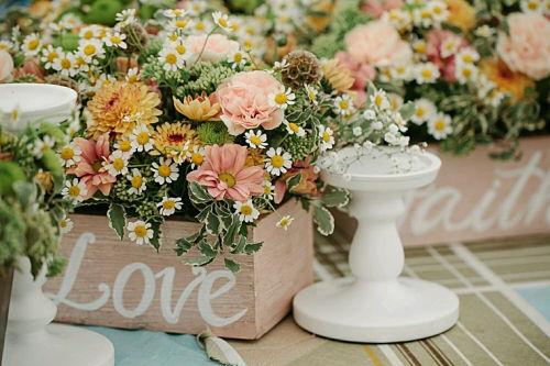 Mesa decorada con flore silvestres