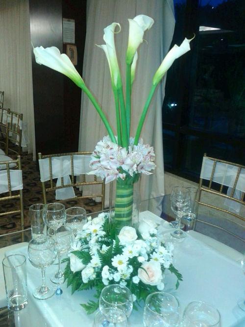 Decoración de mesa con calas