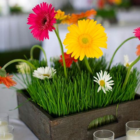 Detalle de mesa en boda con gerberas