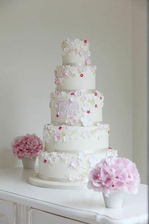 Tarta nupcial con fondant de flores