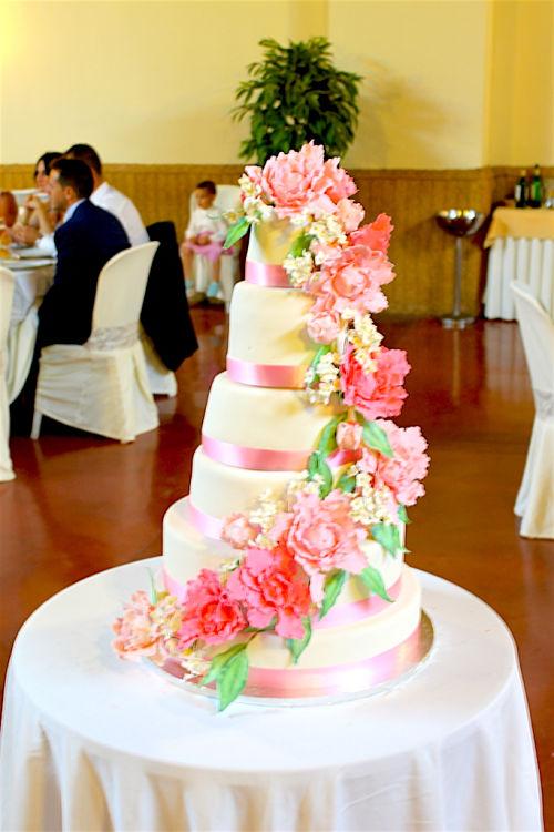Tarta nupcial con flores en salmón