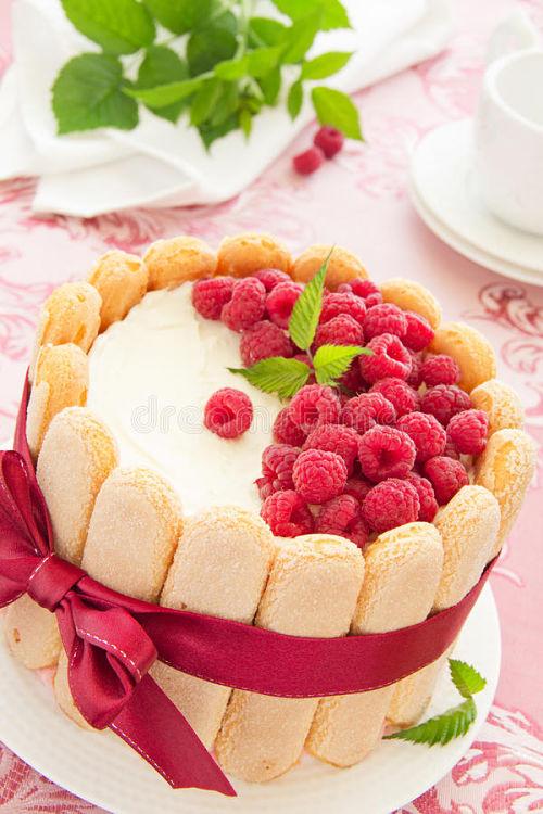 Tarta charlotte y frambuesas