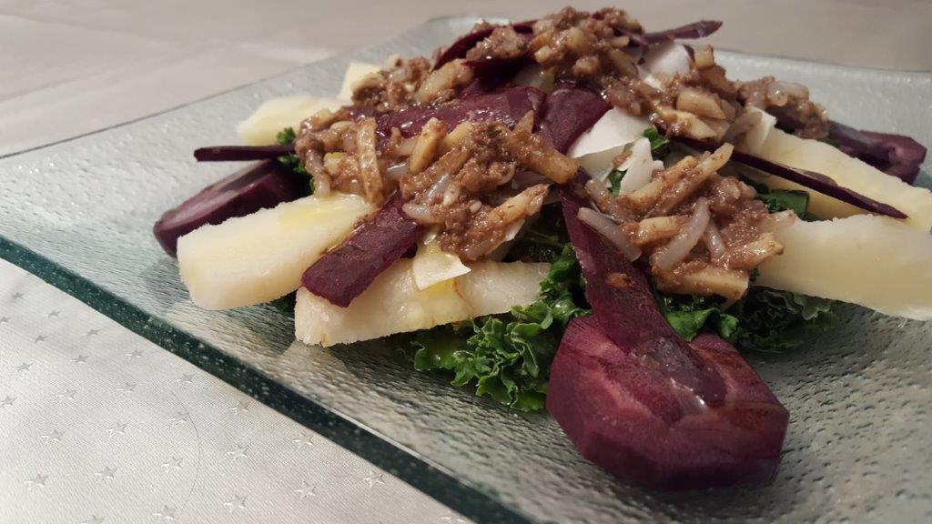 Plato de Ensalada de kale con queso curaddo 