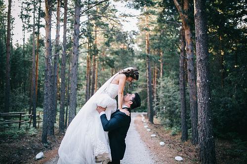 Recién casados entre pinos
