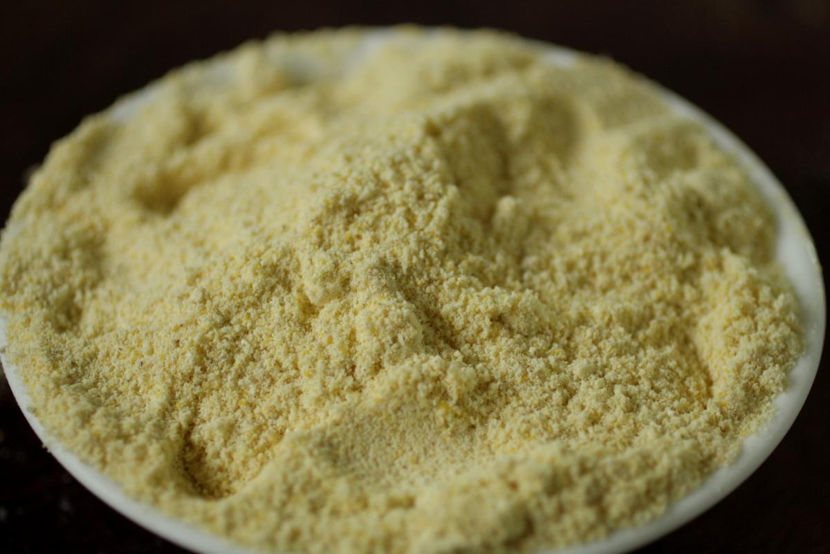 harina de maíz en un bol blanco