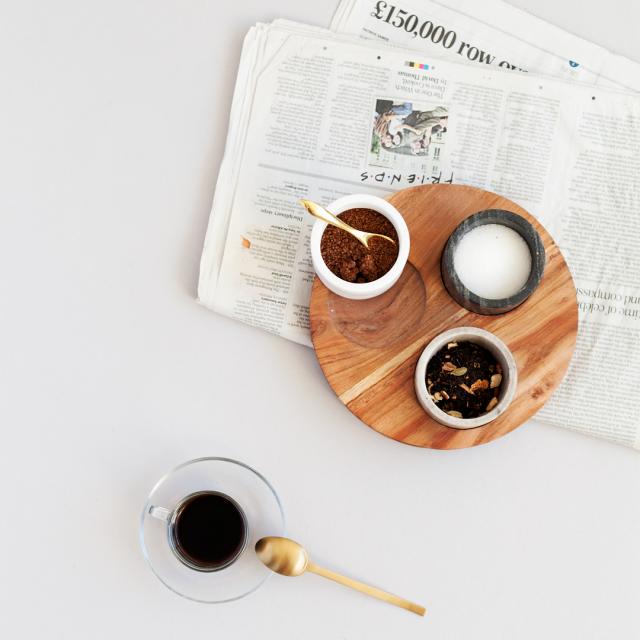 bandeja-de-madera-con-cuencos-de-marmol