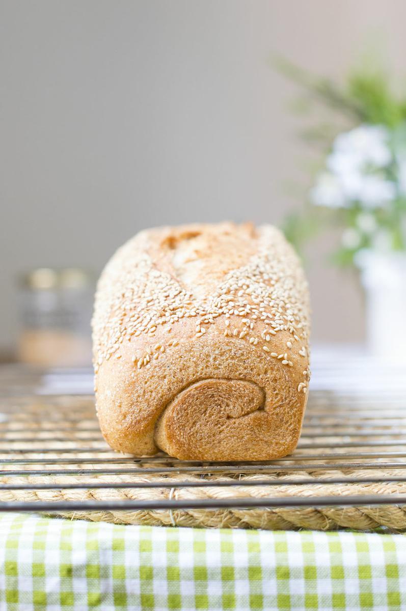 pan integral con sésamo recién salido del horno