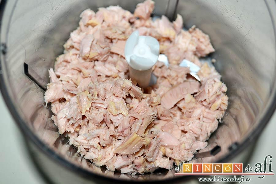 Paté de atún y anchoas, poner en el vaso de la trituradora el atún