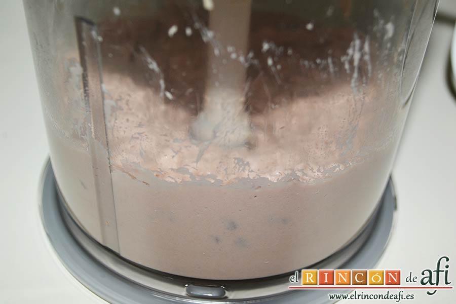 Paté de atún y anchoas, triturarlo todo bien