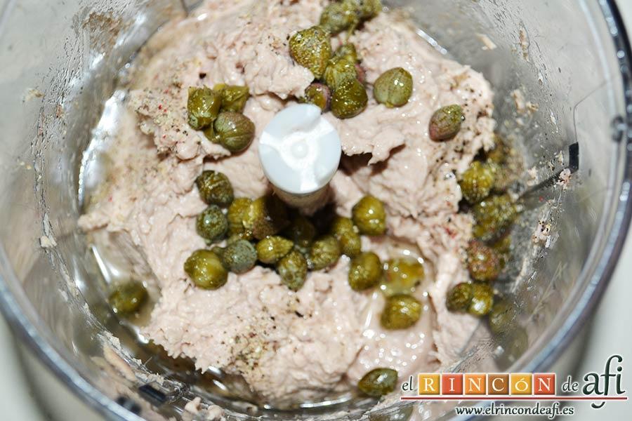 Paté de atún y anchoas, añadir las alcaparras y las pimientas molidas