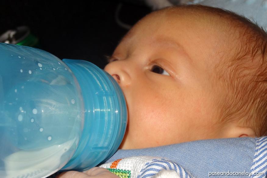 bebé tomando el biberón
