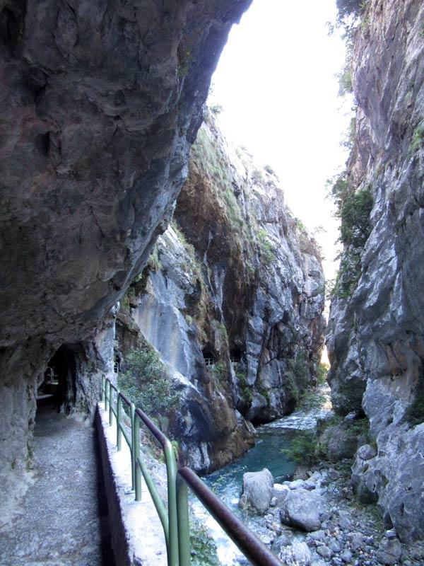 No solo el río debe ingeniárselas para atravesar tan estrecho tramo.