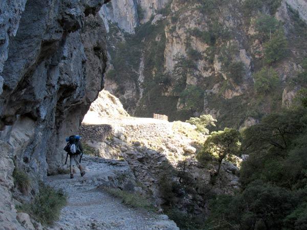 Momento de dosificar fuerzas, que aún queda hasta llegar a Poncebos.