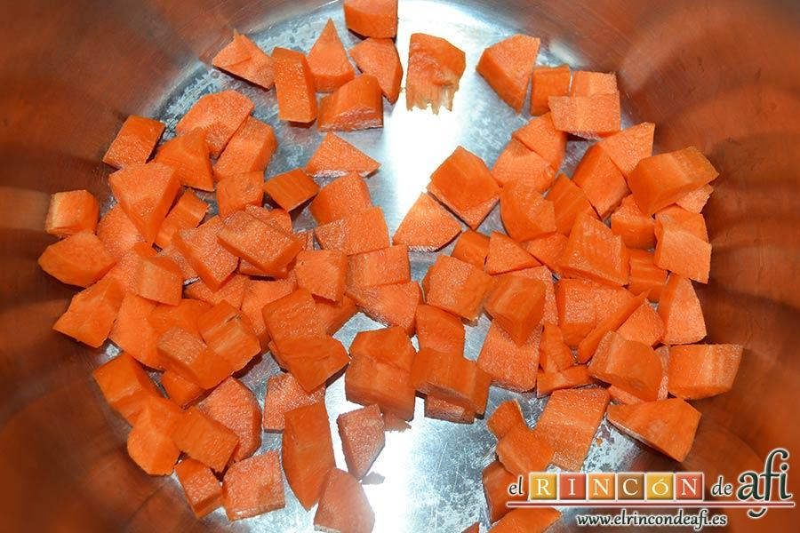 Panceta de cerdo cocida y tostada con puré de papas, poner en una olla exprés las zanahorias cortadas en cuartos de luna