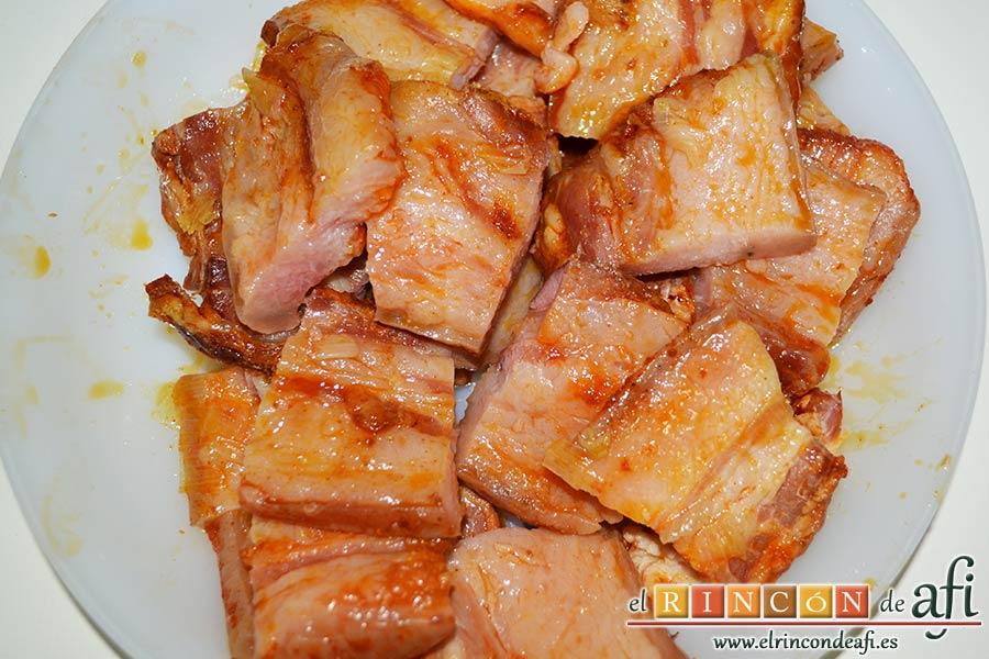 Panceta de cerdo cocida y tostada con puré de papas, cortar la panceta en trozos iguales