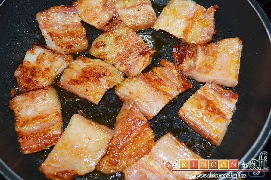 Panceta de cerdo cocida y tostada con puré de papas, dorar por ambos lados