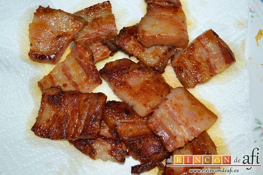 Panceta de cerdo cocida y tostada con puré de papas, reservar en un plato con papel absorbente