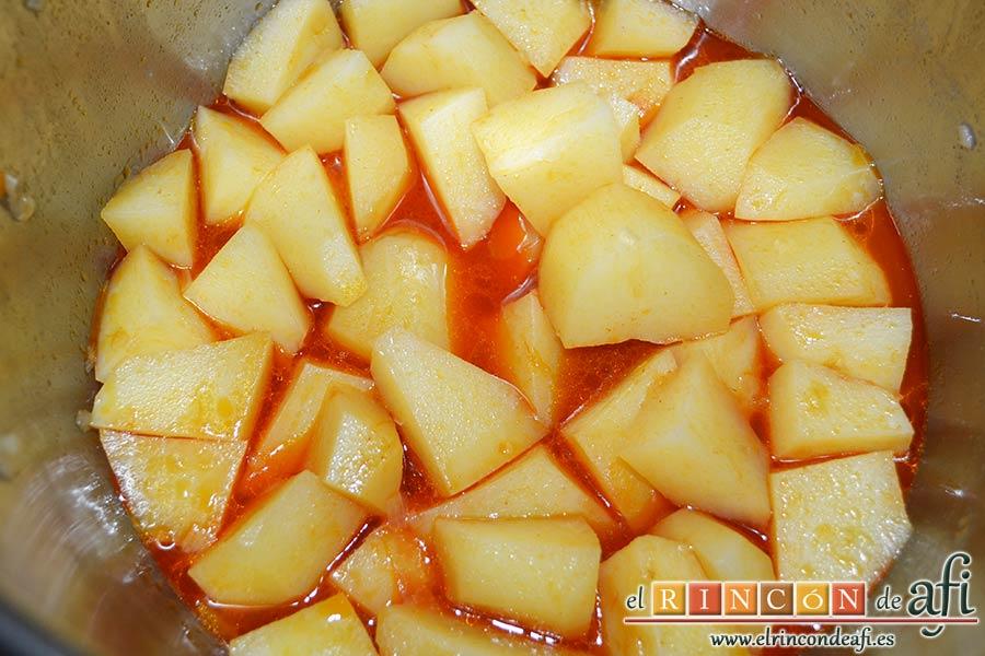 Panceta de cerdo cocida y tostada con puré de papas, escurrir las papas