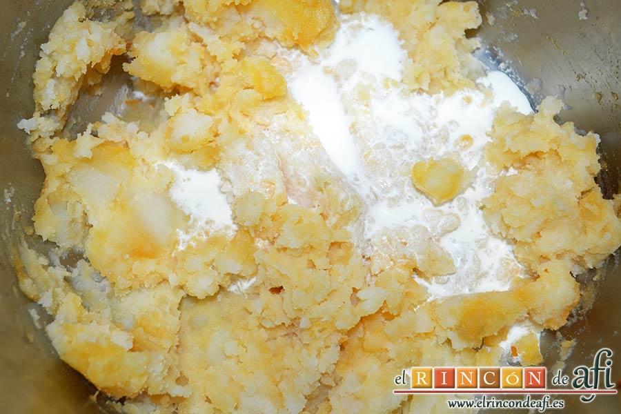 Panceta de cerdo cocida y tostada con puré de papas, machacar las papas y añadir la nata (crema de leche)