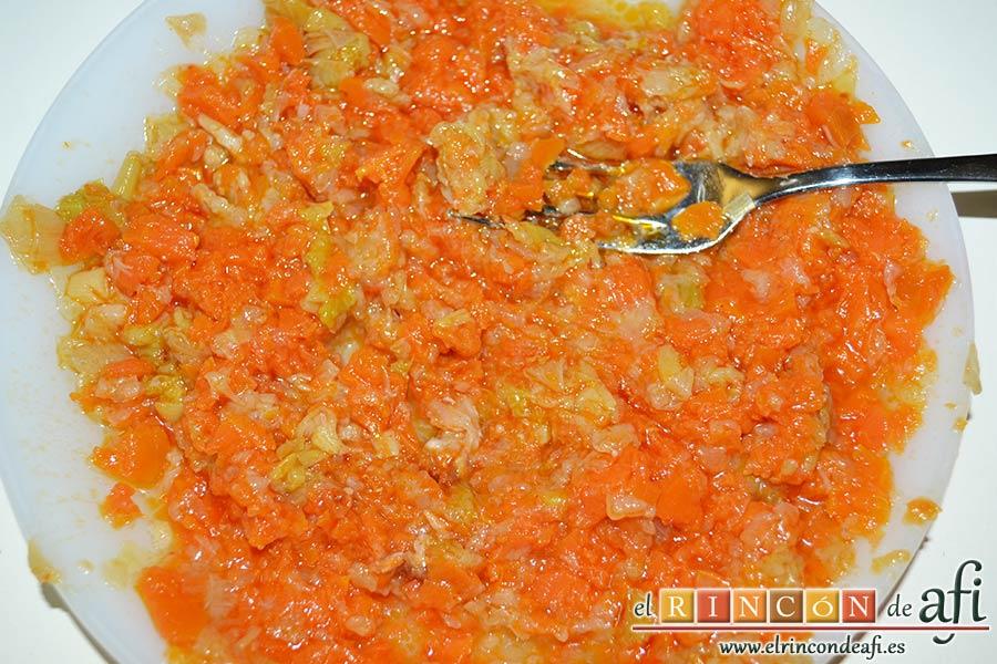 Panceta de cerdo cocida y tostada con puré de papas, machacar con un tenedor las verduras