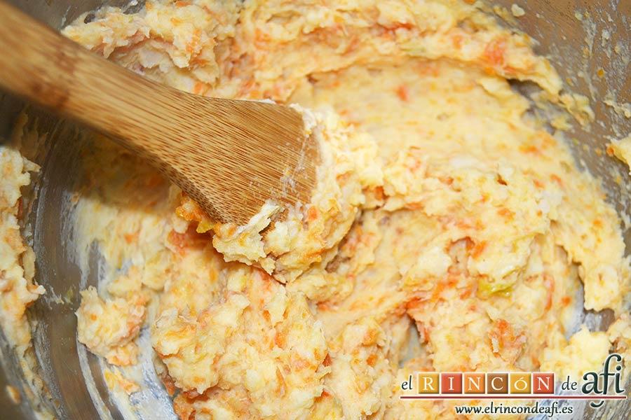 Panceta de cerdo cocida y tostada con puré de papas, mezclar las papas con las verduras hasta obtener un puré