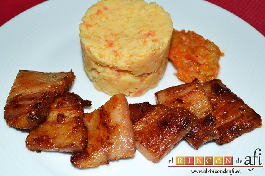Panceta de cerdo cocida y tostada con puré de papas, sugerencia de presentación