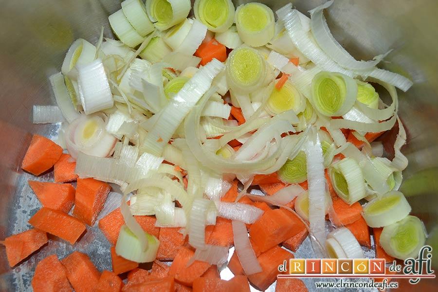 Panceta de cerdo cocida y tostada con puré de papas, añadir los puerros troceados en rodajas